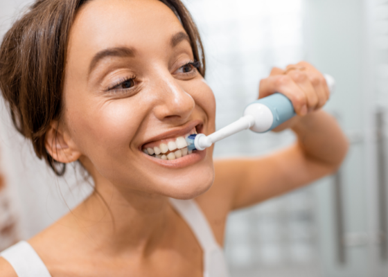 A hagyományos vagy az elektromos fogkefe tisztít jobban?